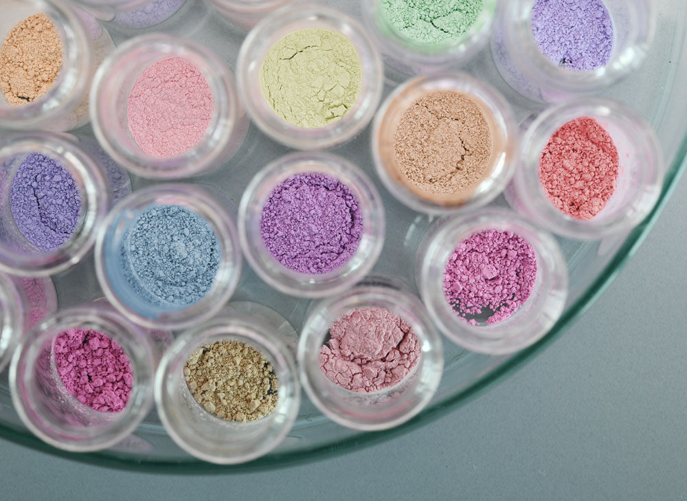 Colored powdery supraparticles